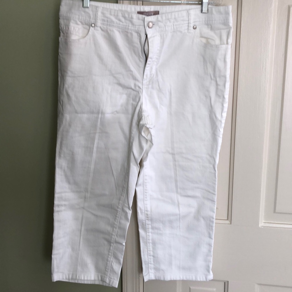 Chico’s Capri 2.5 white stretch jeans